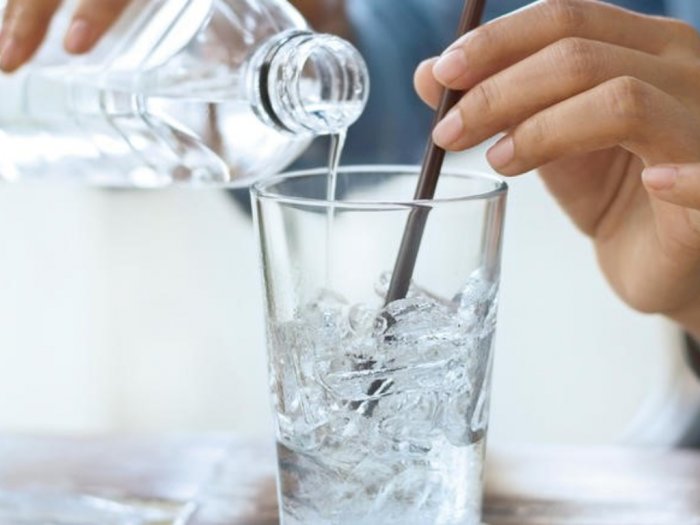 Minum Air Es Bisa Bikin Perut Buncit, Fakta atau Mitos?