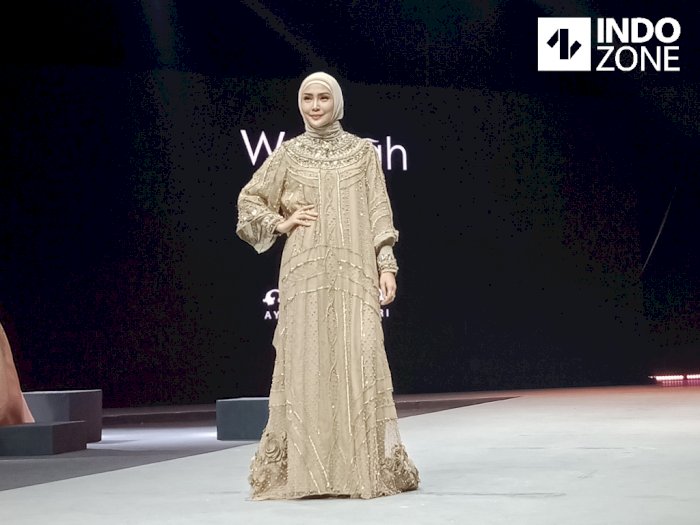 Desainer Ayu Dyah Andari, Melukis Oase pada Embroidery Wear 2020