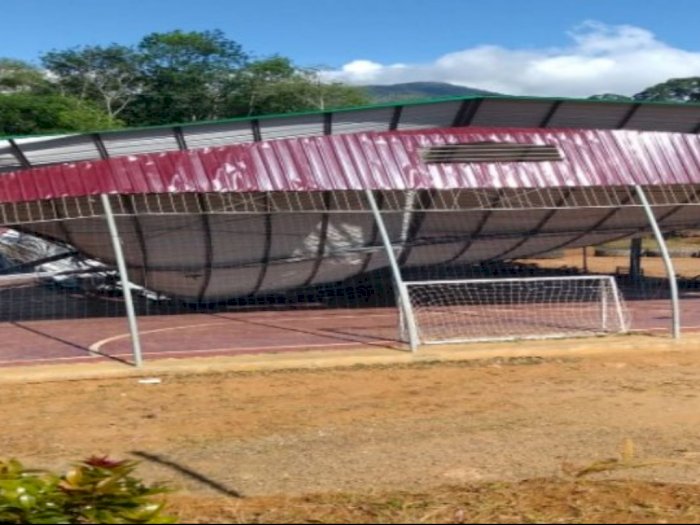 Diterjang Puting Beliung, Atap Rangka Besi Lapangan  Futsal Ini Ambruk
