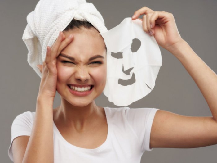 Cuci Muka Sebelum Pakai Sheet Mask, Perlu Dilakukan Nggak Sih?