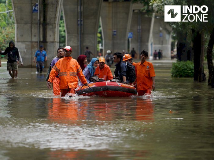 FOTO: Jakarta Banjir, Warga Dievakuasi dengan Perahu Karet
