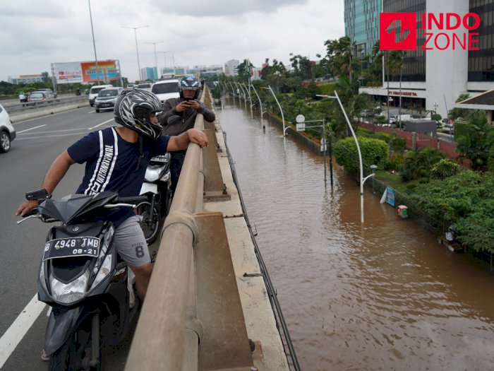 FOTO: Hindari Banjir, Pengendara Motor Masuk ke Jalan Tol