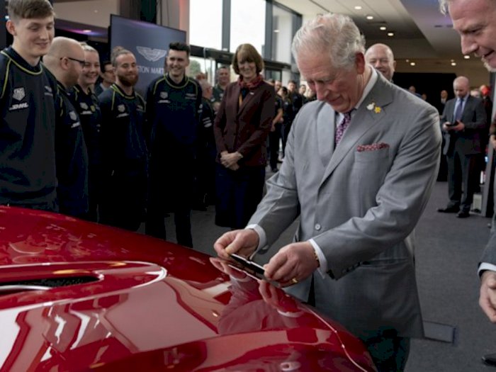 Pangeran Charles Melakukan Kunjungan ke Pabrik Aston Martin di Wales