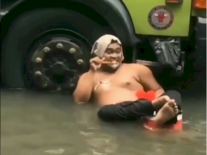 Lucunya, Aksi Santuy Warga saat Banjir Melanda