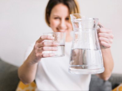 Ketahui Berbagai Manfaat Minum Air Putih Hangat saat Musim Hujan