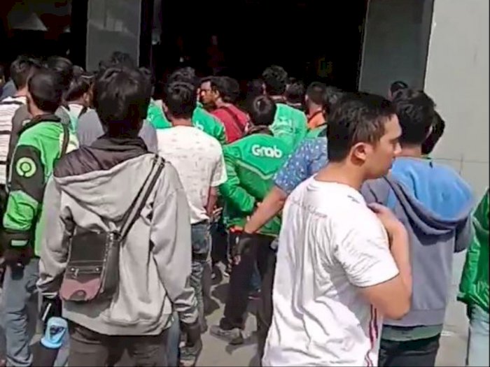 Dipicu Teguran, Driver Ojol Berkelahi dengan Satpam Thamrin Plaza