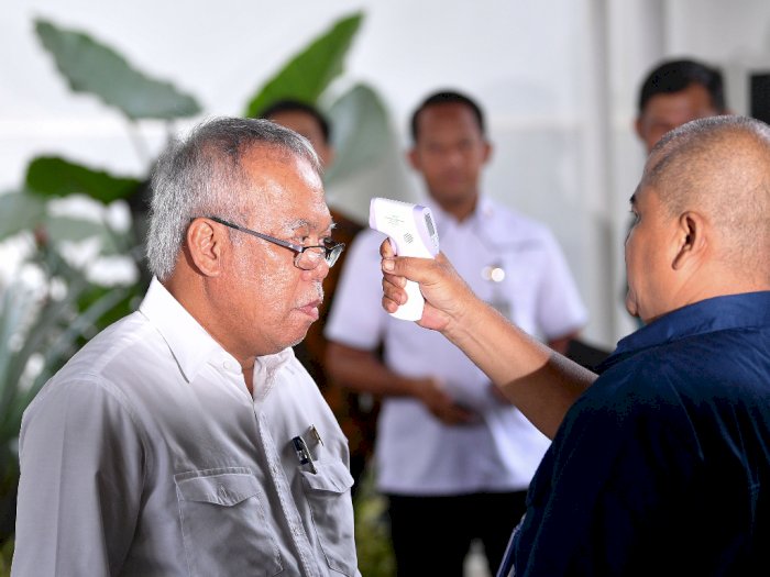 FOTO: Hindari Corona, Menteri Diperiksa Suhu Tubuh saat Masuk Istana