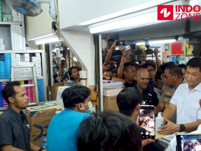 Polda Metro Sidak Toko Penjual Masker di Pasar Pramuka