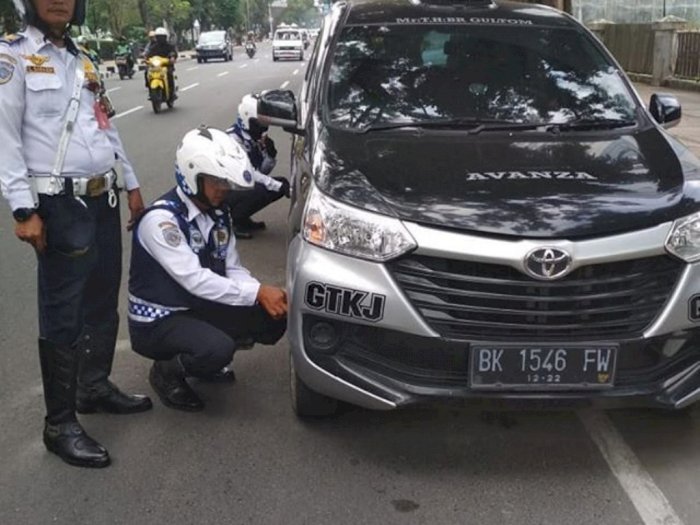 Tertibkan Parkir Liar, Dishub Kota Medan Gembosi 4 Unit Mobil