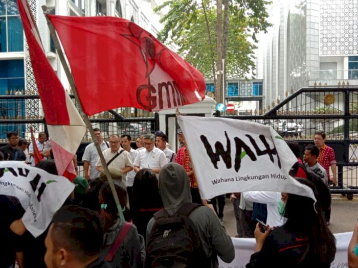 Puluhan Massa Aktivis Tolak Omnibus Law di Depan Kantor DPRD Sumut