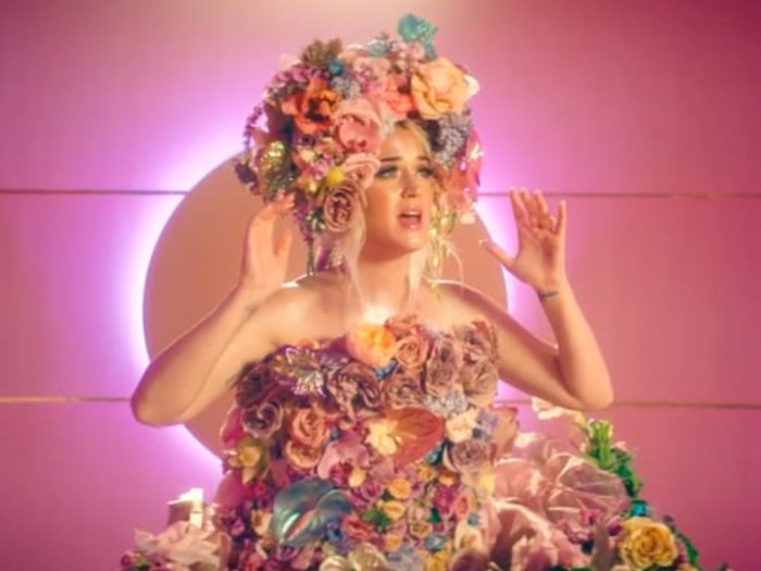 Tengah Hamil, Intip Potret Cantik Katy Perry di 'Never Worn White'