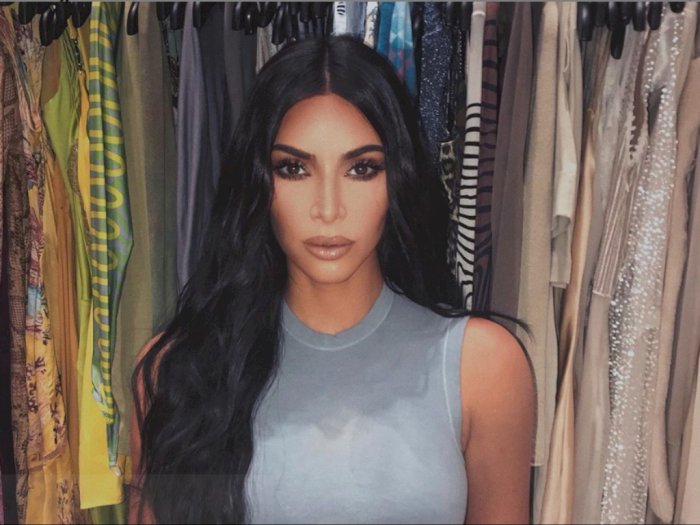Salfok, Netizen Sebut Aksesori di Sandal Kim Kardashian Mirip Anu