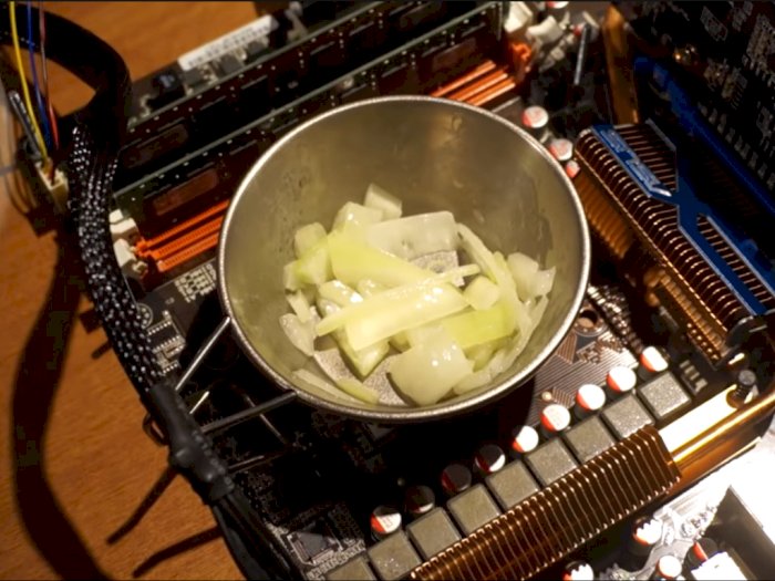 Waduh, Pria Ini Coba Memasak 'Kare Katsu' Menggunakan CPU AMD!