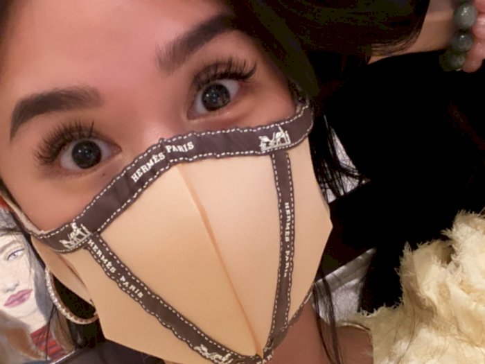 Lawan Virus Corona, Artis Cantik Ini Pamer Masker Hermes 