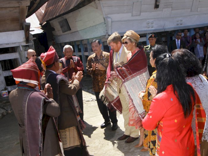 FOTO: Kunjungi Rumah Adat Batak, Raja Belanda Dihadiahi Kain Ulos