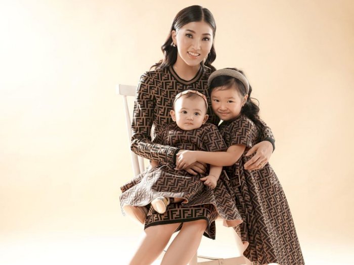 Potret Kekompakan Sarwendah Pakai Baju Couple dengan Kedua Putrinya