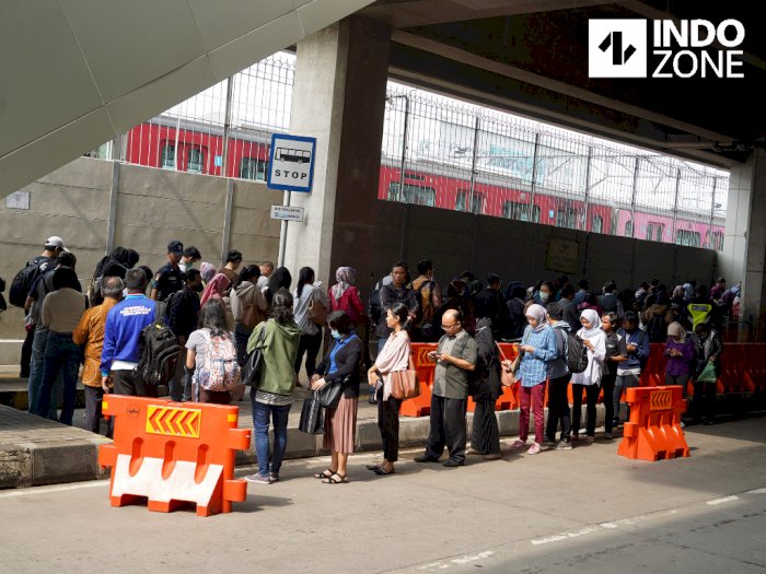 FOTO: Layanan Dibatasi, Antrean Calon Penumpang MRT Mengular