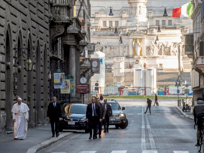 Paus Fransiskus Menyusuri Jalanan Roma yang Sepi untuk Berdoa