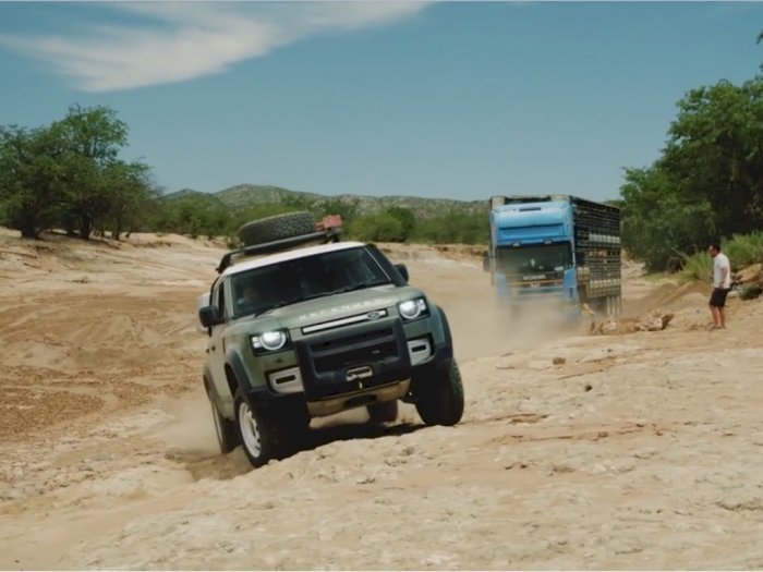 Mantap! Dua Unit SUV Land Rover Mampu Menarik Truk Seberat 20 Ton