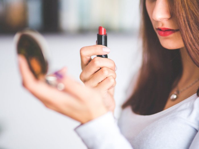 5 Cara Mengaplikasikan Makeup yang Aman Tapi Tetap Nyaman