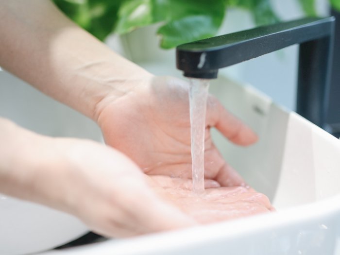 Sering Cuci Tangan Buat Kulit Tangan Kering? Coba Tips Berikut Ini