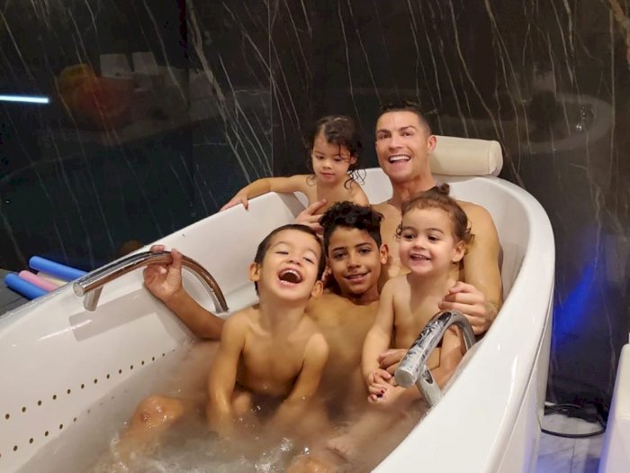 Gemes, Begini Cara Ronaldo Ajari Ketiga Anaknya Cuci Tangan