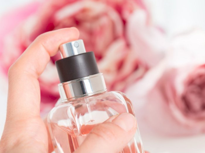 Nggak Pakai Mahal, Ini Cara Sederhana Membuat Parfum Rambut