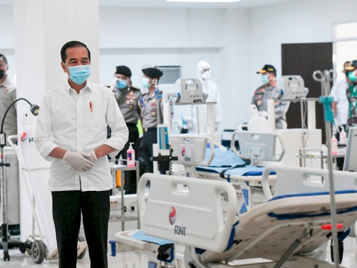 FOTO: Pakai Masker dan Sarung Tangan, Jokowi Tinjau RS Darurat