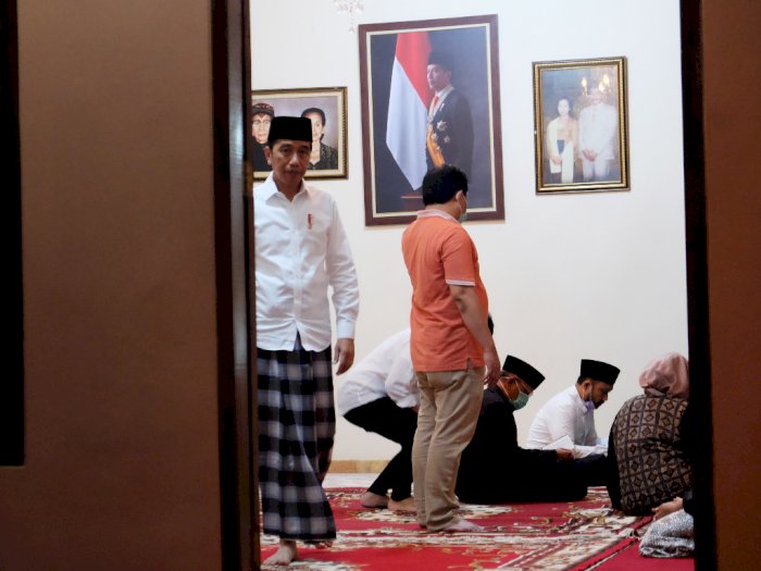 Jokowi dan Keluarga Ikuti Tradisi Brobosan Sebelum Jenazah Ibunda Dimakamkan