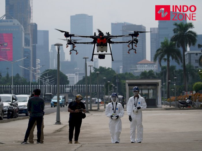 FOTO: Canggih! Jakarta Disemprot Disinfektan Menggunakan Drone