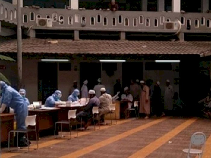 Pemkot Jakbar Beri Makanan Siap Saji untuk 300 Jemaah di Kebon Jeruk
