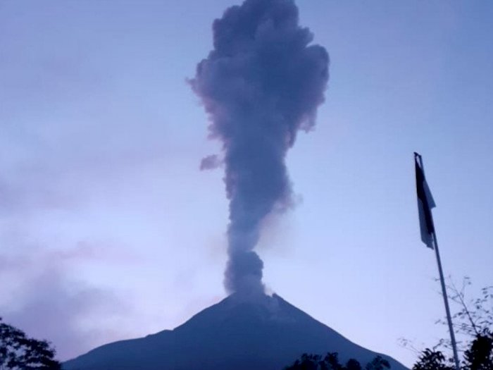 Erupsi, Gunung Merapi Semburkan Kolom Abu Setinggi 2 Km