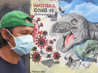 FOTO: Melawan Penyebaran Virus Corona Lewat Goresan Mural