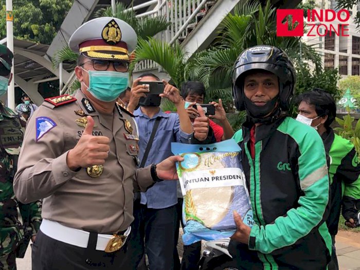Polisi Salurkan Bantuan Presiden Jokowi ke Ojol di Wilayah DKI