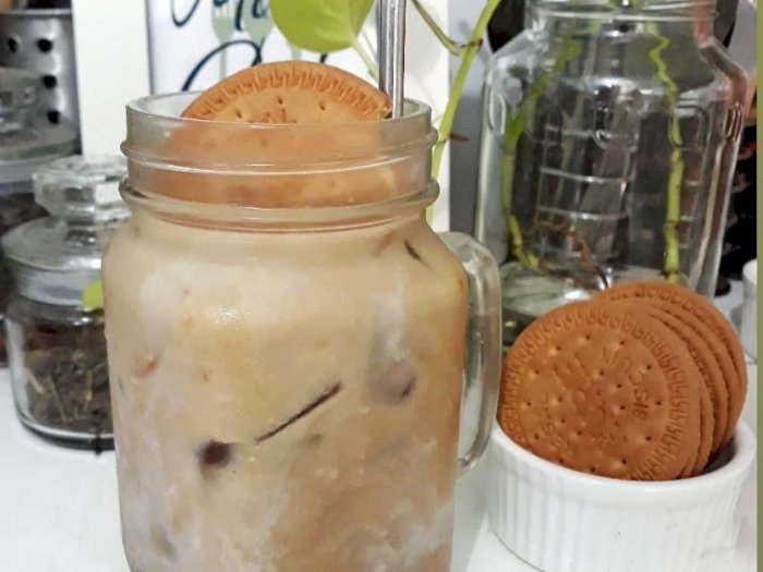 Es Kopi Susu Regal, Minuman Ala Kafe yang Bisa Dibikin Sendiri Saat WFH