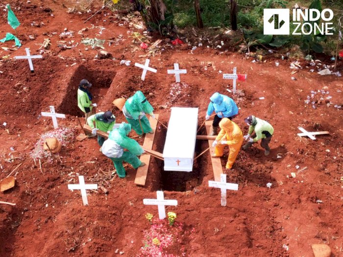 FOTO: Melihat Pemakaman Pasien Virus Corona di TPU Pondok Ranggon