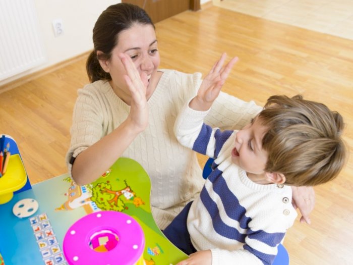 4 Cara Orang Tua Menghadapi Anak Kelainan Autisme