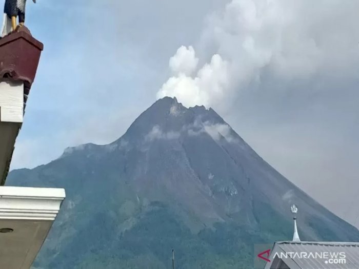 Gunung Merapi Erupsi Kembali, Semburkan Kolom Abu Setinggi 3 Km