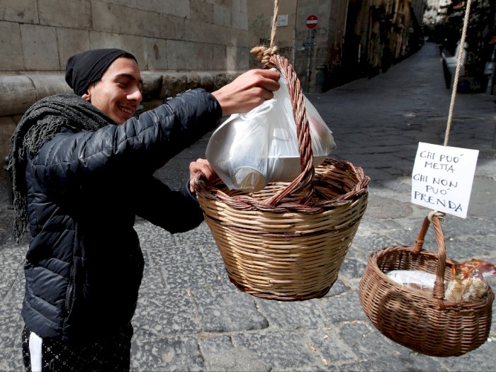 Lockdown, Warga Italia Siapkan Keranjang Berisi Makanan untuk Tunawisma 