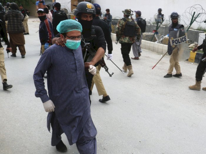 Demo Protes Kekurangan APD yang Dilakukan Dokter di Pakistan Berujung Ricuh