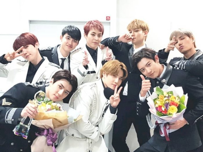 Bersama Fans, EXO Rayakan Anniversary Debut ke-8