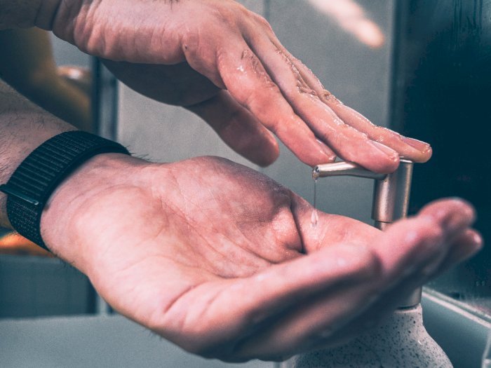 Ini yang Bisa Kamu Lakukan Saat Tangan Kering Karena Penggunaan Hand Sanitizer
