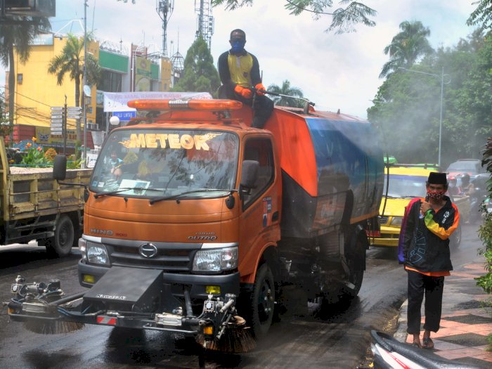 Bahaya Disinfektan, Pria Surabaya Nyaris Buta Usai Kena Cairan yang Disemprotkan di Jalan 