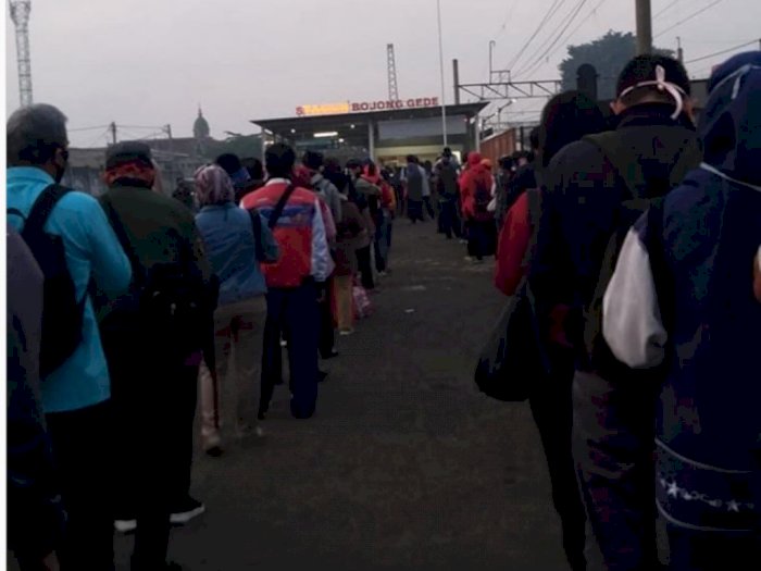 Jakarta PSBB, Antrean Penumpang Mengular di Stasiun KRL