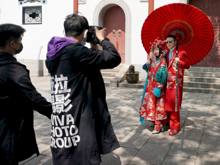 FOTO: Lockdown di Wuhan Selesai, Pasangan Pengantin Lakukan Prewedding