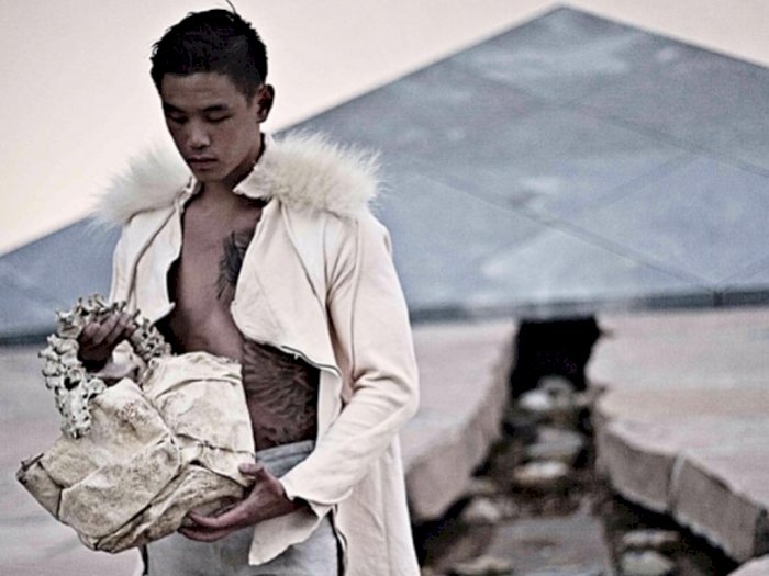 Desainer Indonesia Bikin Tas Tangan dari Tulang Punggung Manusia
