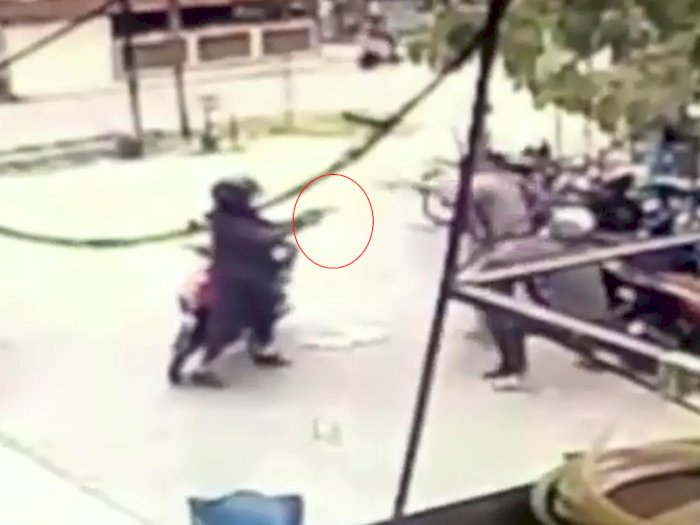 Detik-detik Video Penembakan Polisi oleh 2 OTK di Poso, Nekat Melawan Hingga Bergumul 