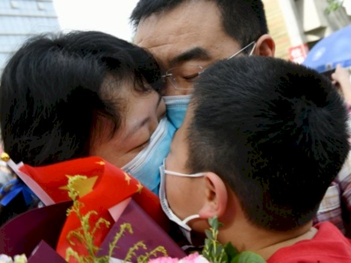 FOTO: Ekspresi Tenaga Medis saat Kembali Berkumpul dengan Keluarga