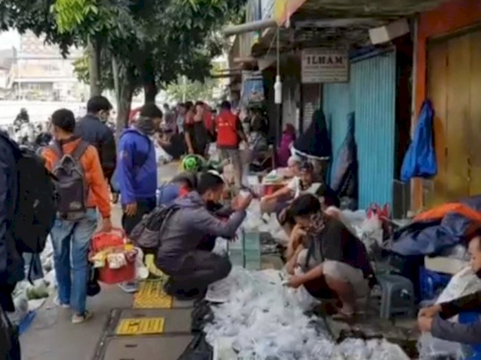 Satpol PP Bubarkan Kerumunan Pasar Ikan di Jatinegara