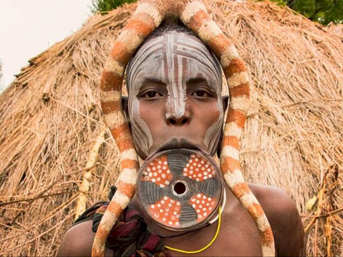 Suku Surma dan Tradisi Unik Para Wanita yang Melebarkan Bibir 